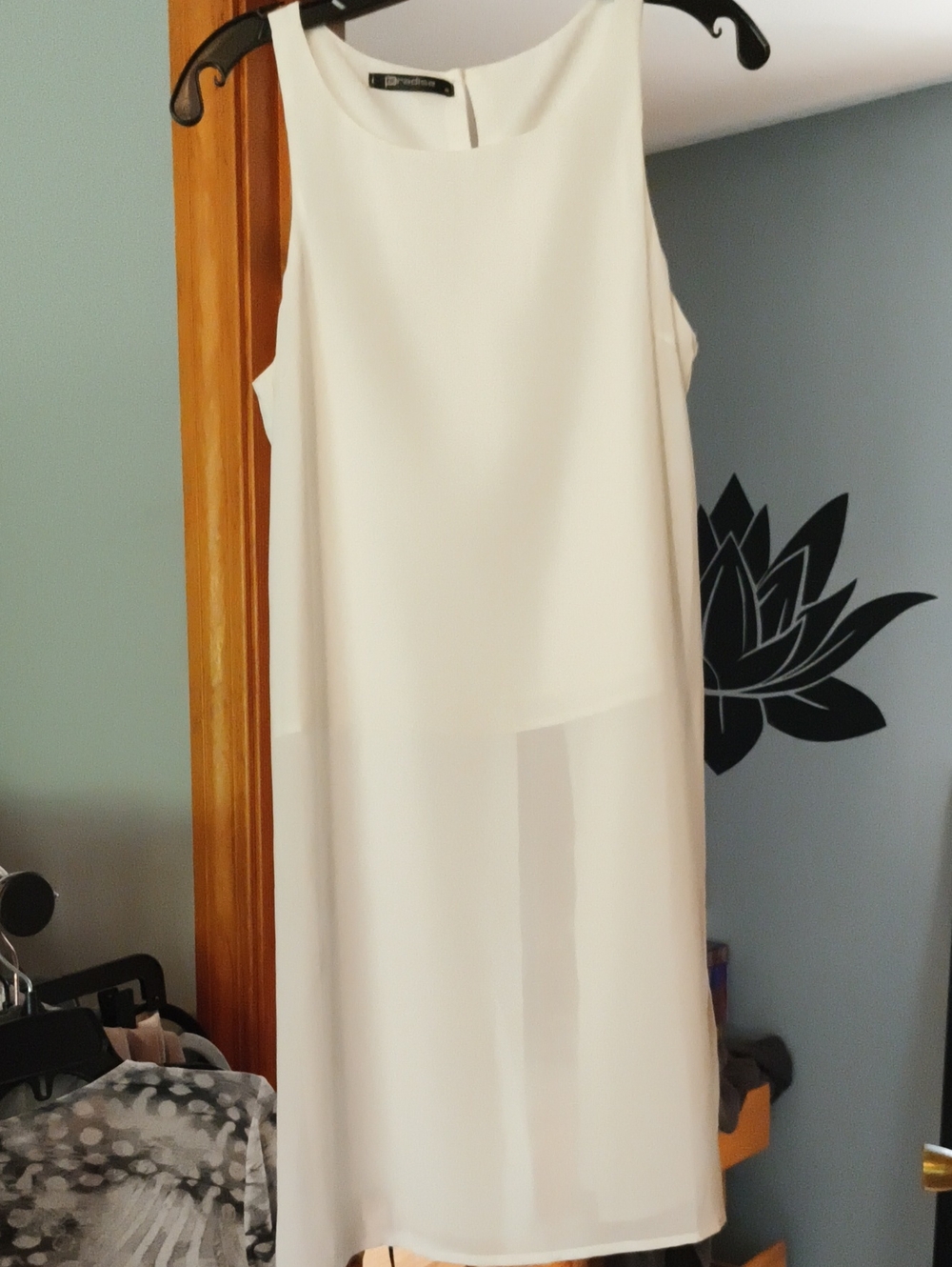 Ladies White Sleeveless Flowy Top– Classic Minimal Style M